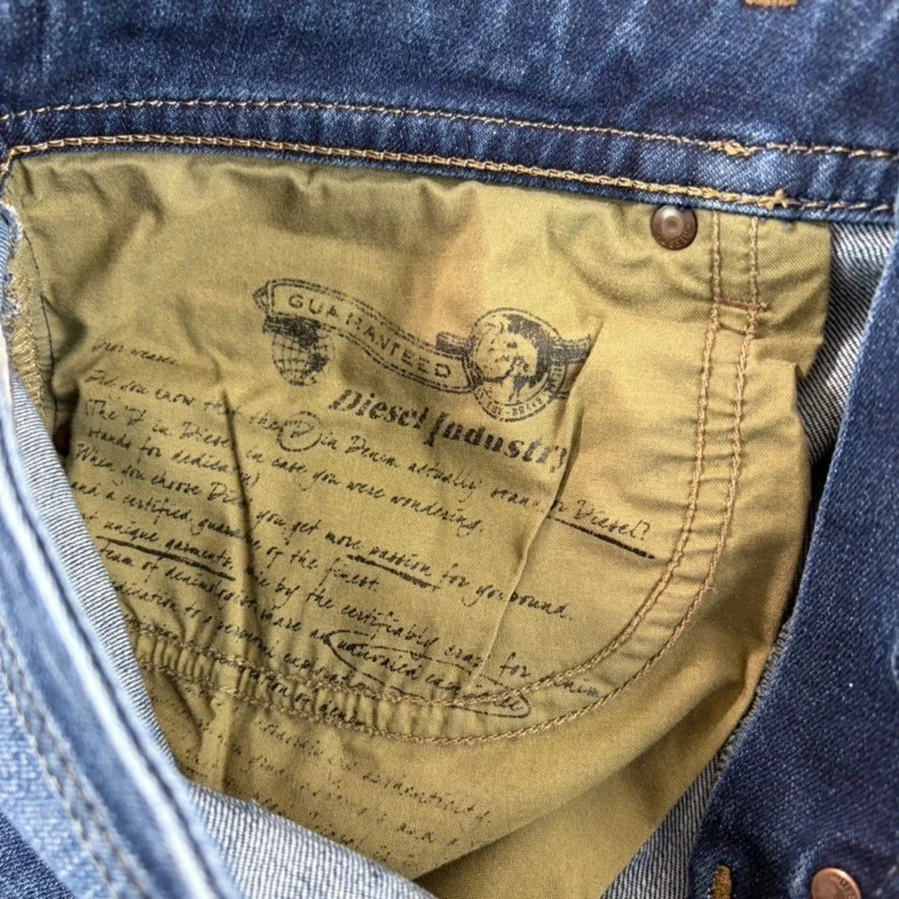Diesel Regular Slim Tapered Buster Distressed Jeans in 0833F Blue Wash Men 33x32
